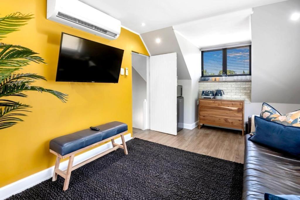 30 On Whites Guesthouse Bloemfontein Bagian luar foto