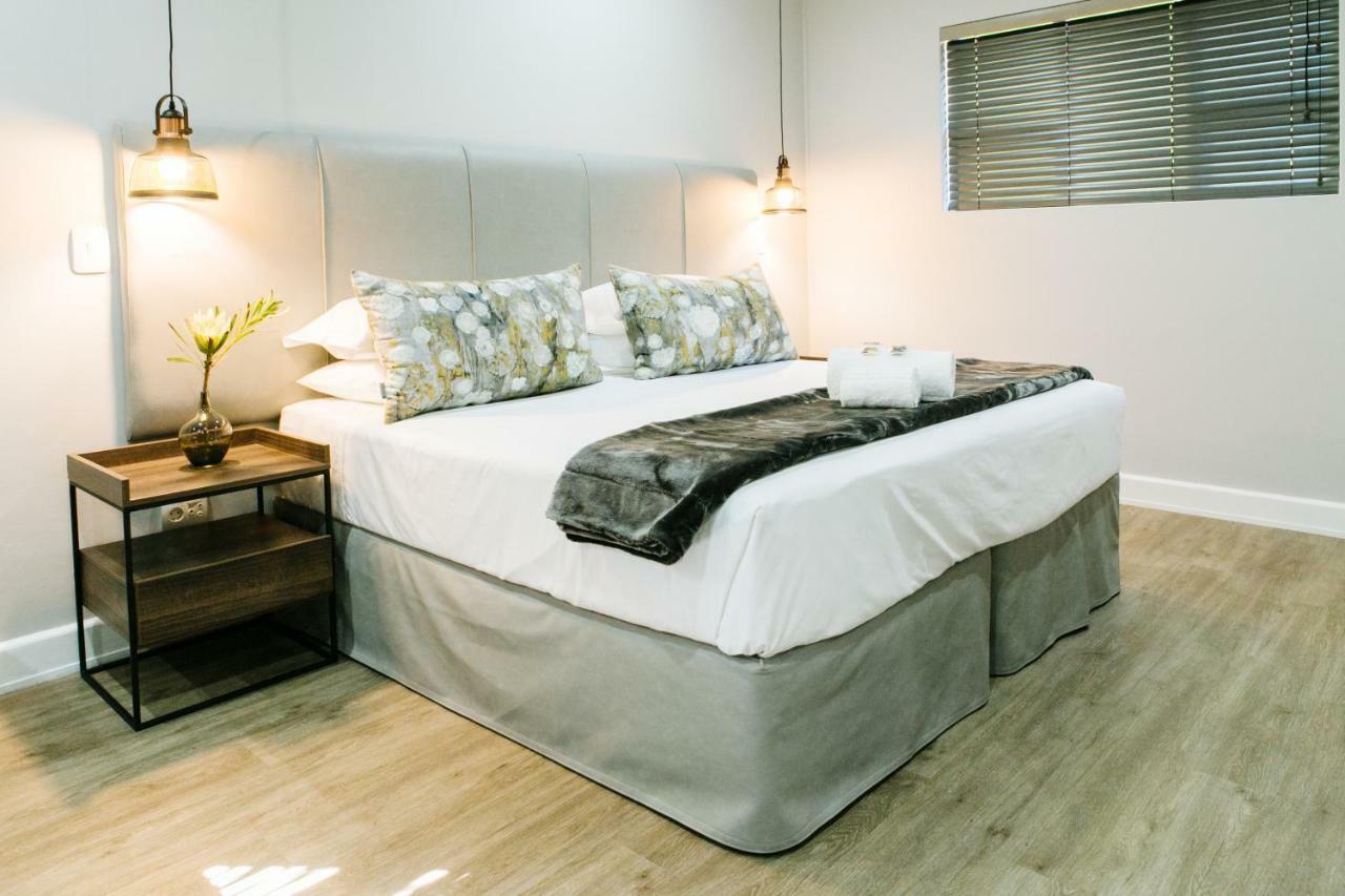 30 On Whites Guesthouse Bloemfontein Bagian luar foto